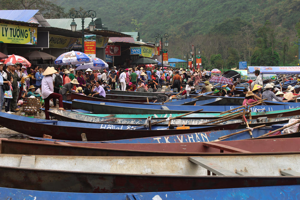 Tái diễn du khách không mặc áo phao trên suối Yến, chùa Hương